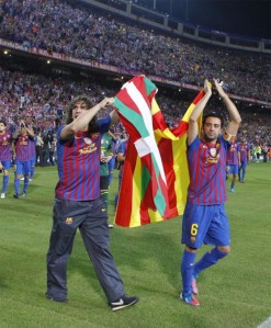 Sang duo kapten mengangkat bendera Catalan dan Basque